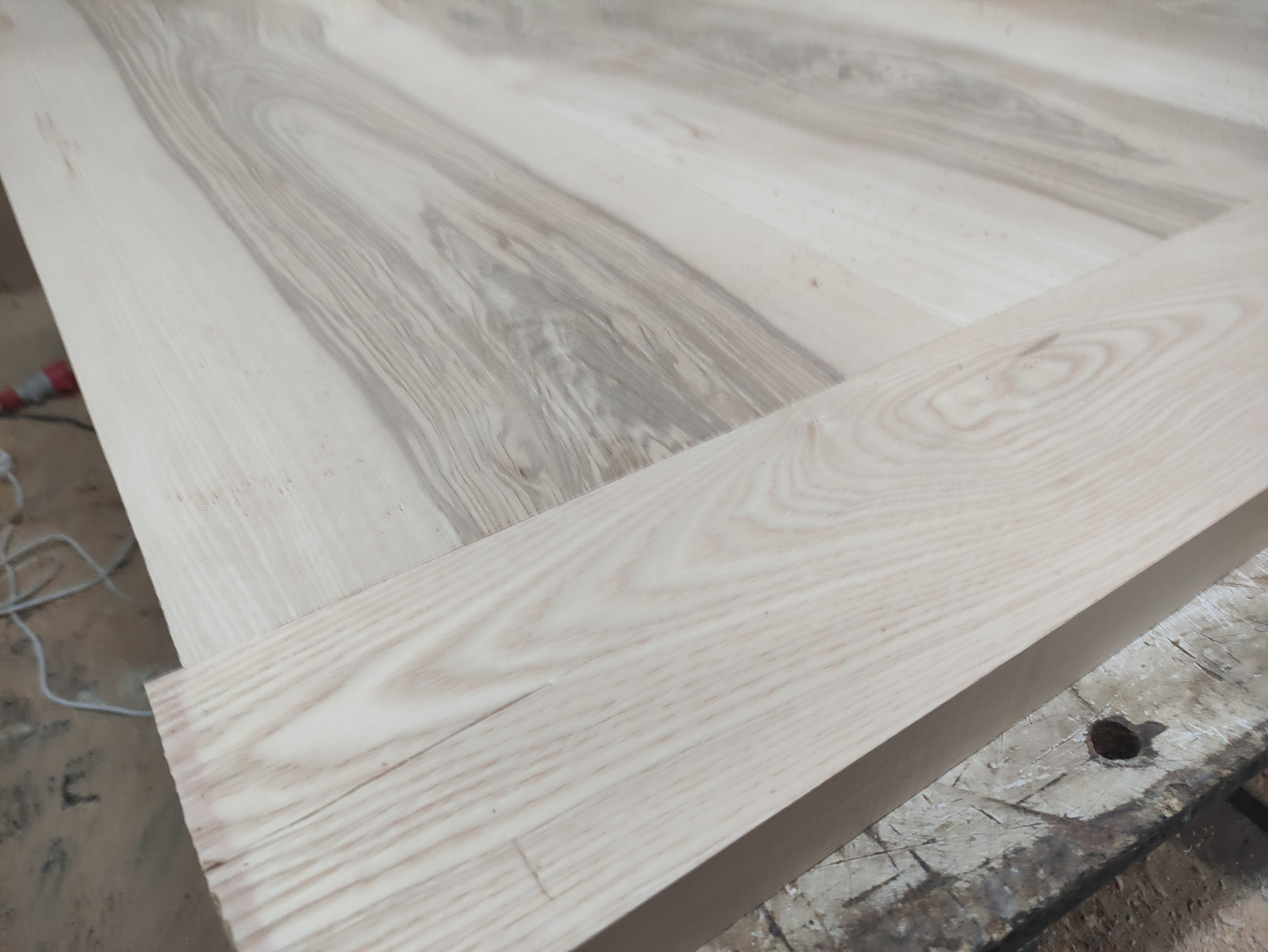 Ensamblado de un tablero de madera en el taller