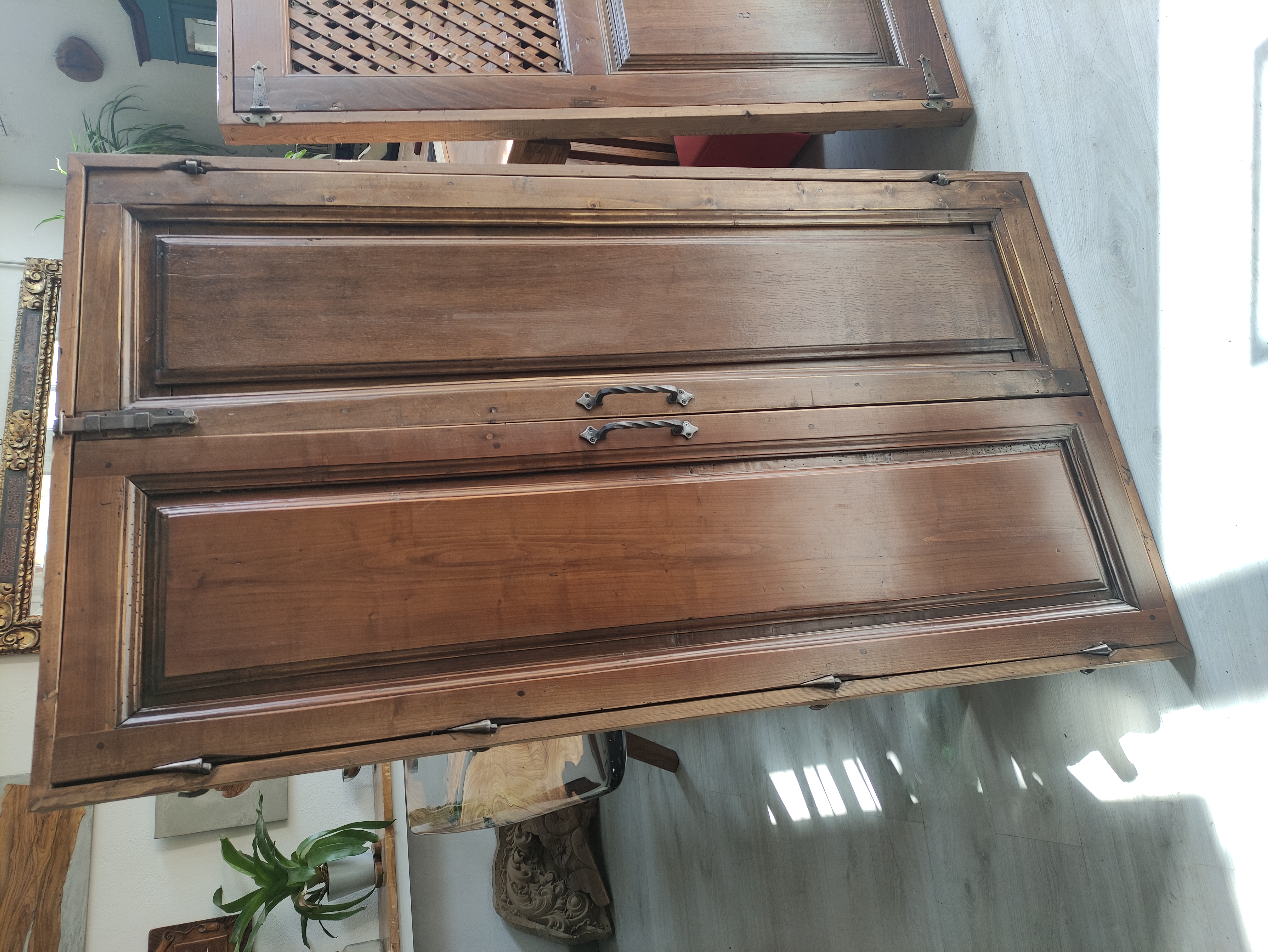 Puerta antigua de madera antes de su restauración