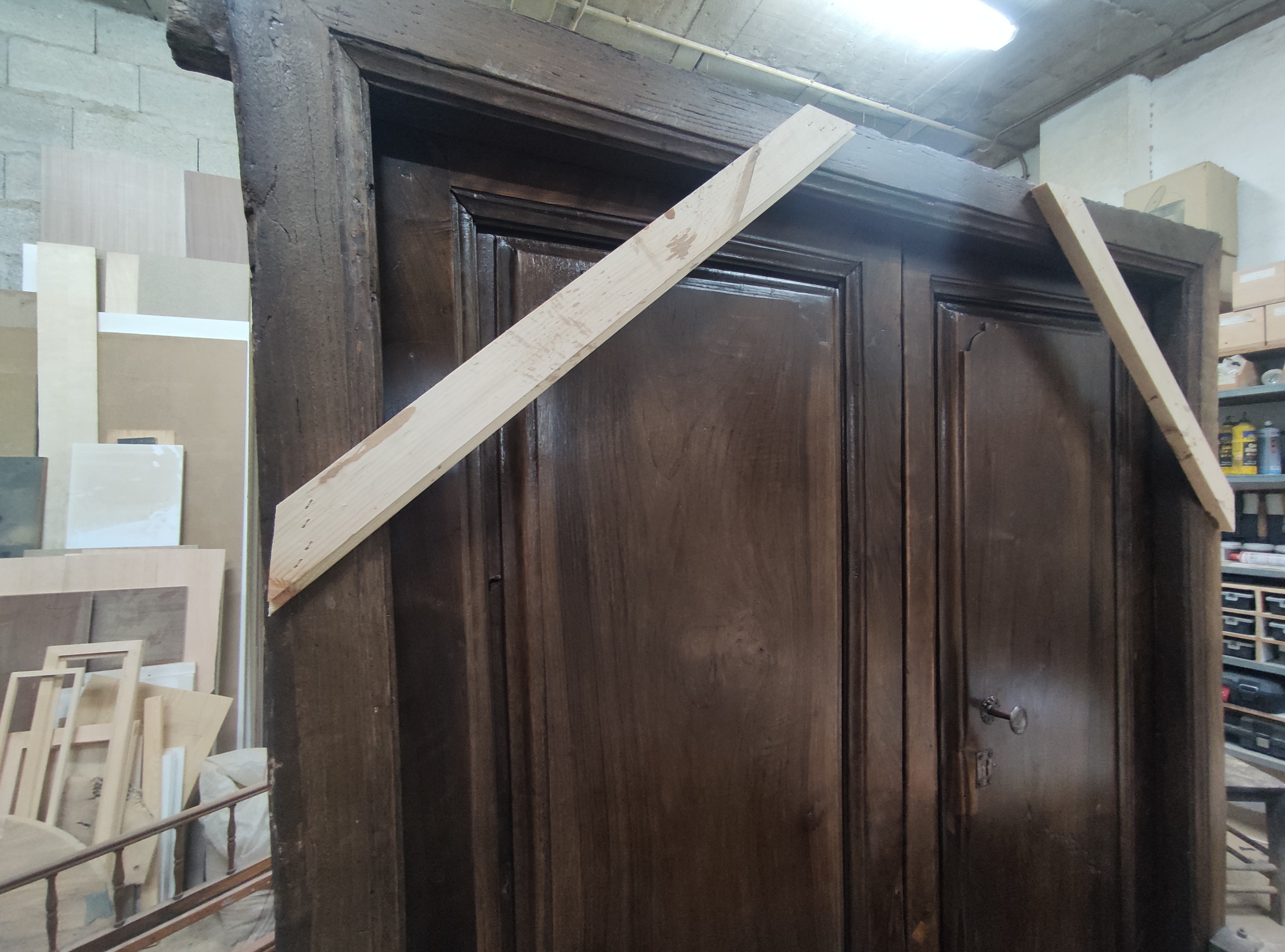 Puerta antigua durante el proceso de restauración en el taller